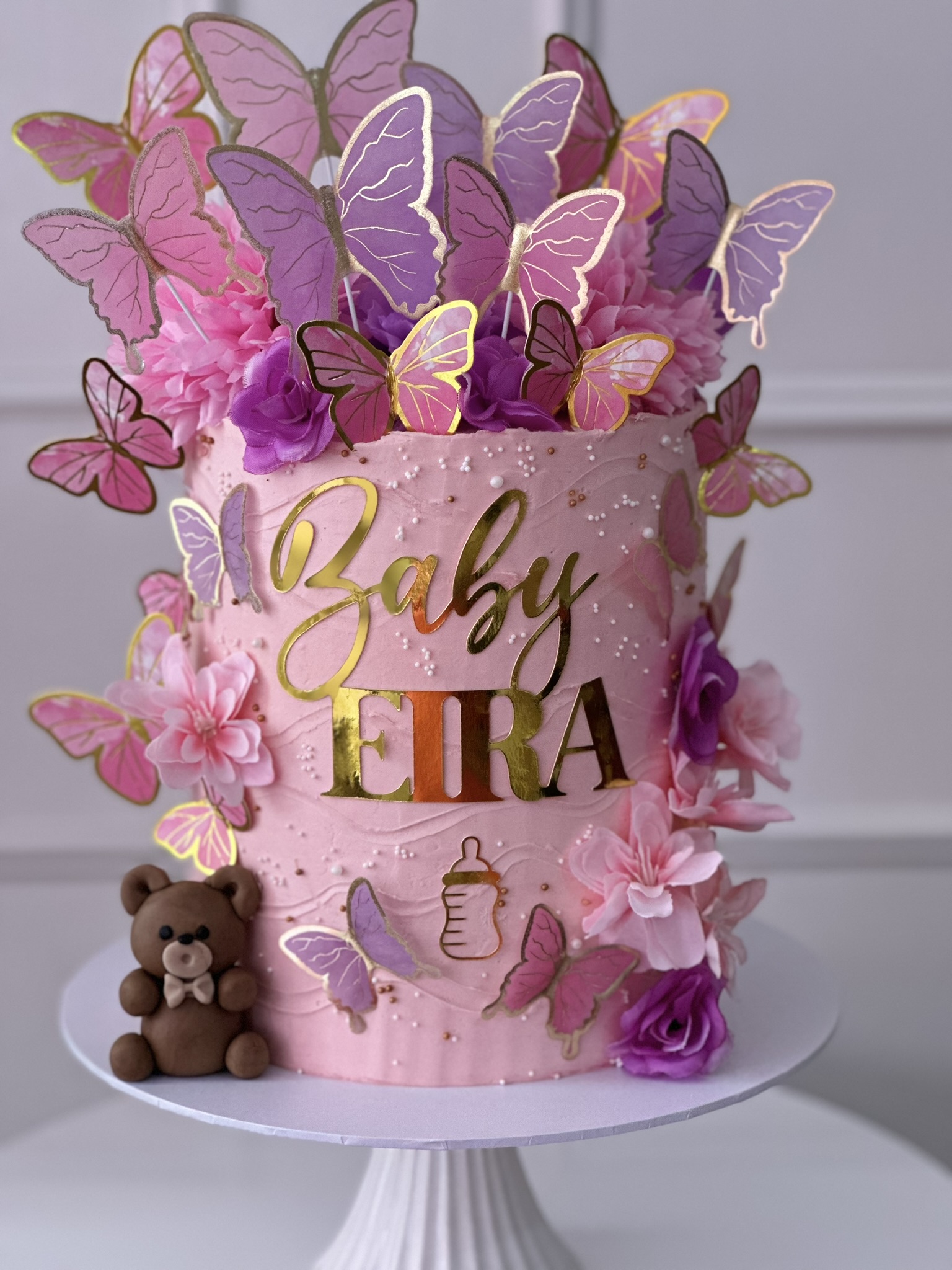 Baby Eira baby shower cake close up