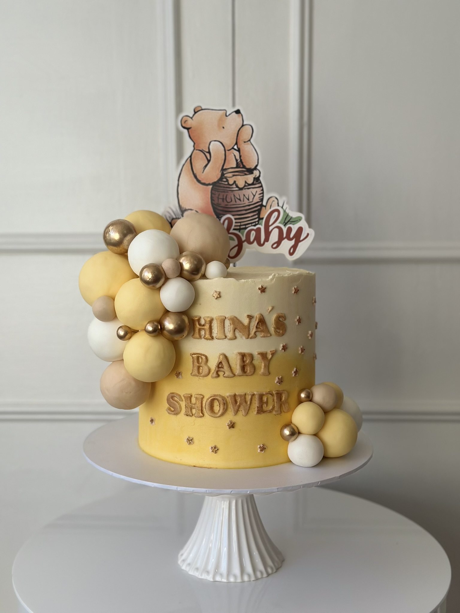 Hina baby shower Winnie the Pooh yellow cake